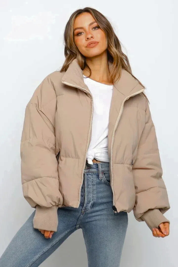 Kort Dunjakke med Ståkrave | Afslappet Oversize – Beige#farve_beige